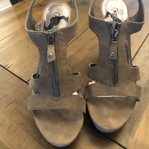 💕 NWOT Carlos Santana Tan Wedge heels !